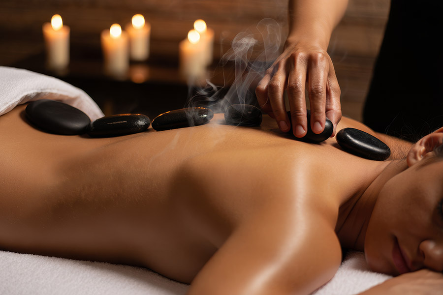 Hot-Stone – Fließende Naturstein Massage