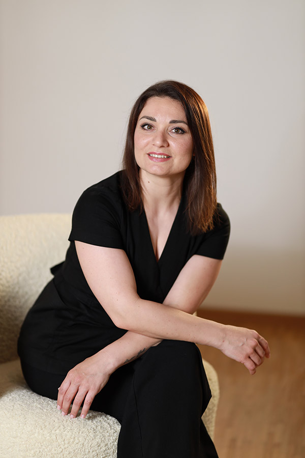 Katja Assmann im Massagestudio in Straubing